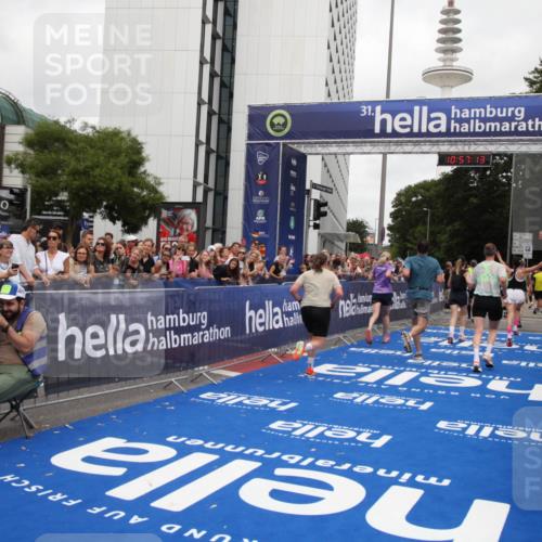 29.06.2025 - hella hamburg halbmarathon Michael Strokosch http://msf.ph/oto/8246131 29.06.2025 10:57:12 Ziel 1387, 4167, 4261, 9884, 11143, 11612, 13691, 14139, 14408, 14588, 15726, 16909, 17617, 18208 meine-sportfotos.de