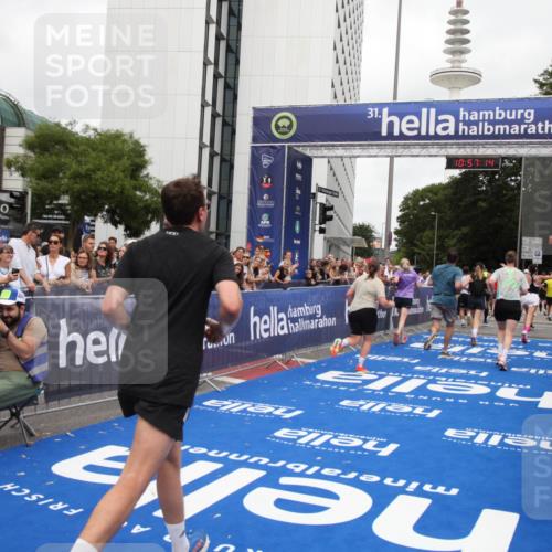 29.06.2025 - hella hamburg halbmarathon Michael Strokosch http://msf.ph/oto/8246162 29.06.2025 10:57:12 Ziel 1387, 4167, 4261, 9884, 11143, 11612, 13691, 14139, 14408, 14588, 15726, 16909, 17617, 18208 meine-sportfotos.de