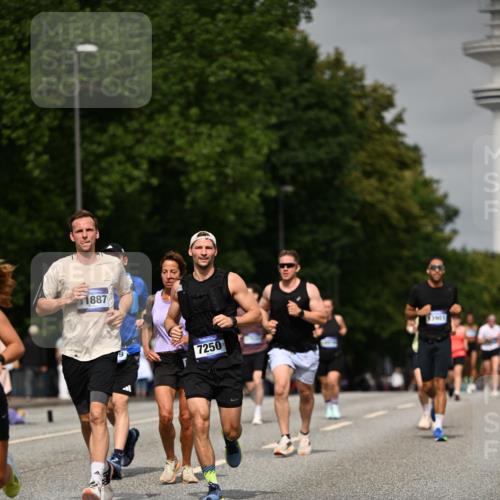 29.06.2025 - hella hamburg halbmarathon Dr. Thomas Lammeyer http://msf.ph/oto/8246190 29.06.2025 10:14:13 Kennedybrücke 1052, 1456, 1483, 1513, 1573, 4389, 7042, 7058, 7250, 7685, 8090, 8890, 9681, 9816, 9988, 11027, 11180 meine-sportfotos.de