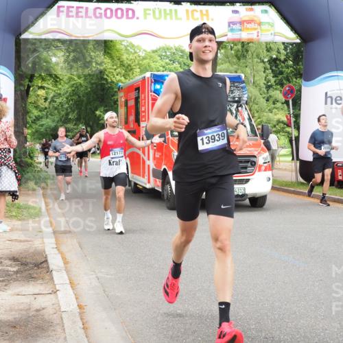 29.06.2025 - hella hamburg halbmarathon MichiJ http://msf.ph/oto/8246213 29.06.2025 10:51:04 Zwischen KM18-KM19 1733, 1851, 2463, 2698, 3572, 4120, 4985, 5653, 7333, 9681, 10824, 11657, 12781, 12843, 13939, 16395, 17112, 17730, 19241 meine-sportfotos.de
