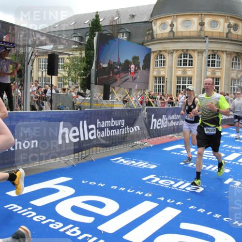 29.06.2025 - hella hamburg halbmarathon Michael Strokosch http://msf.ph/oto/8246223 29.06.2025 10:49:23 Ziel 4183, 4185, 6158, 8112, 9348, 10053, 10189, 11819, 13450, 14526, 15422, 16369 meine-sportfotos.de