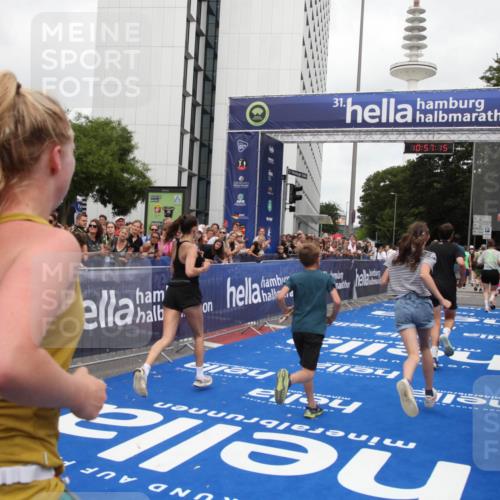 29.06.2025 - hella hamburg halbmarathon Michael Strokosch http://msf.ph/oto/8246245 29.06.2025 10:57:14 Ziel 1387, 1877, 4167, 4261, 4940, 9884, 11612, 13691, 13750, 14139, 14408, 14588, 15110, 15664, 15726, 17617, 17660, 17993, 18208, 19184 meine-sportfotos.de