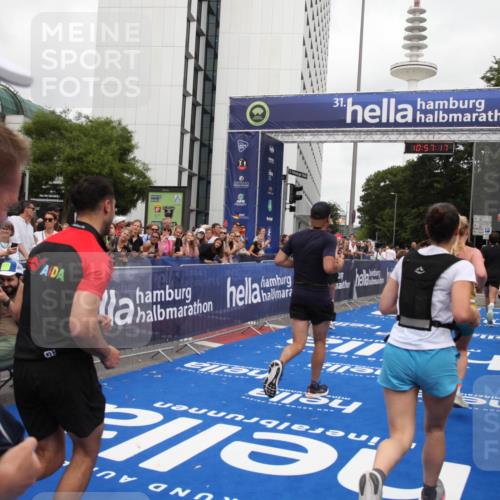 29.06.2025 - hella hamburg halbmarathon Michael Strokosch http://msf.ph/oto/8246286 29.06.2025 10:57:16 Ziel 1387, 1877, 2676, 4167, 4261, 4940, 9577, 9884, 10383, 11590, 11612, 13750, 14139, 15110, 15664, 15726, 17660, 17848, 17993, 18208, 19184 meine-sportfotos.de