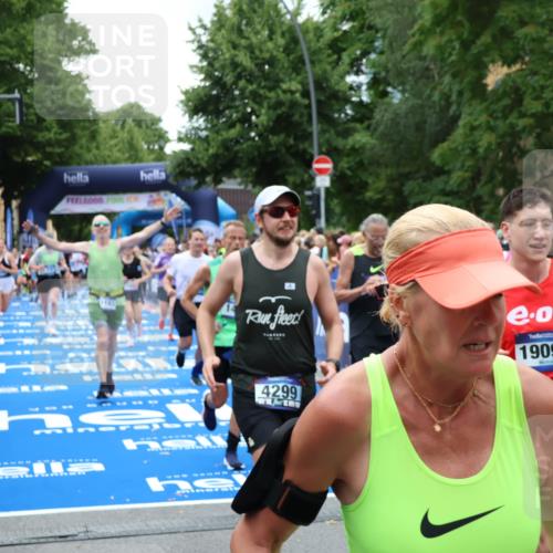 29.06.2025 - hella hamburg halbmarathon Zöllner http://msf.ph/oto/8246298 29.06.2025 10:57:09 Ziel 1485, 4261, 4299, 11143, 13691, 14139, 14408, 14588, 15726, 16909, 17617, 18208, 18719, 19091 meine-sportfotos.de