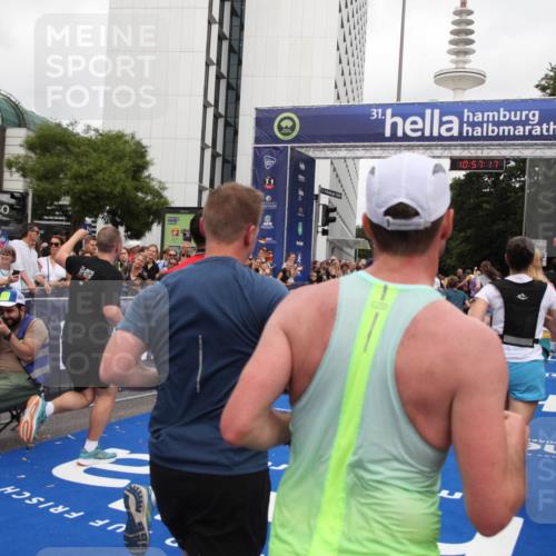 29.06.2025 - hella hamburg halbmarathon Michael Strokosch http://msf.ph/oto/8246299 29.06.2025 10:57:16 Ziel 1387, 1877, 2676, 4167, 4261, 4940, 9577, 9884, 10383, 11590, 11612, 13750, 14139, 15110, 15664, 15726, 17660, 17848, 17993, 18208, 19184 meine-sportfotos.de