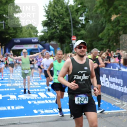 29.06.2025 - hella hamburg halbmarathon Zöllner http://msf.ph/oto/8246322 29.06.2025 10:57:09 Ziel 1485, 4261, 4299, 11143, 13691, 14139, 14408, 14588, 15726, 16909, 17617, 18208, 18719, 19091 meine-sportfotos.de