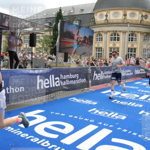 29.06.2025 - hella hamburg halbmarathon Michael Strokosch http://msf.ph/oto/8246353 29.06.2025 10:49:24 Ziel 4183, 4185, 6158, 9348, 10053, 10189, 11819, 12670, 13450, 14526, 15422, 15784, 15894, 15966 meine-sportfotos.de