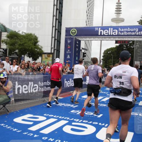 29.06.2025 - hella hamburg halbmarathon Michael Strokosch http://msf.ph/oto/8246389 29.06.2025 10:57:18 Ziel 1387, 1877, 2417, 2676, 4167, 4940, 8585, 9577, 9884, 9934, 10383, 11590, 11612, 13750, 14139, 15110, 15229, 15664, 15726, 17660, 17779, 17848, 17993, 19184 meine-sportfotos.de