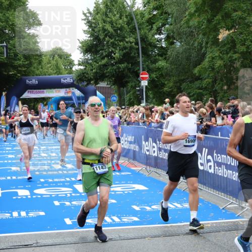 29.06.2025 - hella hamburg halbmarathon Zöllner http://msf.ph/oto/8246434 29.06.2025 10:57:11 Ziel 1387, 4167, 4261, 9884, 11143, 11612, 13691, 14139, 14408, 14588, 15726, 16909, 17617, 18208 meine-sportfotos.de