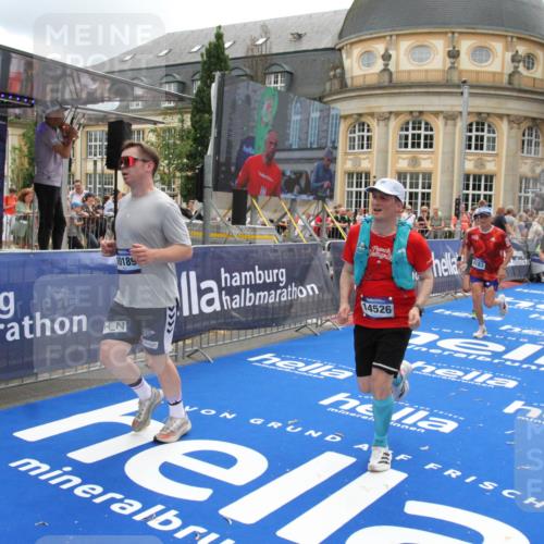 29.06.2025 - hella hamburg halbmarathon Michael Strokosch http://msf.ph/oto/8246464 29.06.2025 10:49:25 Ziel 1342, 4183, 4185, 6158, 10053, 10189, 11779, 11819, 12670, 14526, 14838, 15422, 15784, 15894, 15966 meine-sportfotos.de