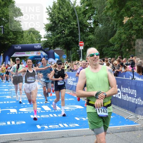 29.06.2025 - hella hamburg halbmarathon Zöllner http://msf.ph/oto/8246485 29.06.2025 10:57:12 Ziel 1387, 1877, 4167, 4261, 9884, 11612, 13691, 13750, 14139, 14408, 14588, 15110, 15726, 16909, 17617, 18208, 19184 meine-sportfotos.de