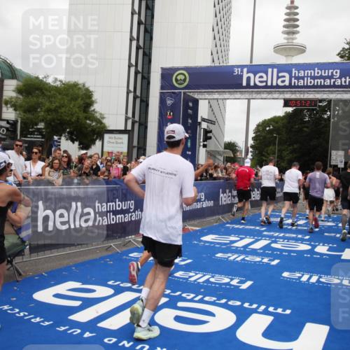 29.06.2025 - hella hamburg halbmarathon Michael Strokosch http://msf.ph/oto/8246530 29.06.2025 10:57:20 Ziel 1387, 1877, 2417, 2676, 4167, 4940, 8585, 9450, 9577, 9884, 9934, 10383, 11590, 11612, 12014, 12590, 13750, 15110, 15229, 15664, 16625, 17660, 17779, 17848, 17993, 19184 meine-sportfotos.de