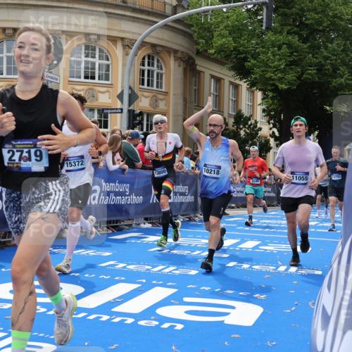 29.06.2025 - hella hamburg halbmarathon Strokosch-Dieckow http://msf.ph/oto/8246558 29.06.2025 10:38:48 Ziel 2296, 2719, 2980, 3783, 6684, 8450, 8958, 9264, 9540, 10218, 11055, 11281, 11282, 13137, 13755, 13800, 14093, 15257, 15372, 17722, 19004 meine-sportfotos.de