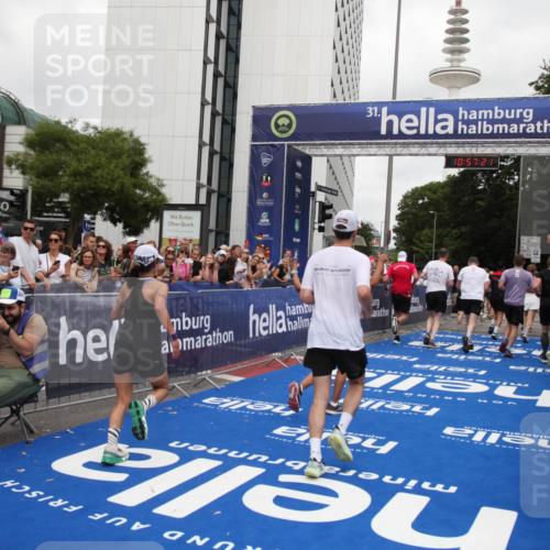 29.06.2025 - hella hamburg halbmarathon Michael Strokosch http://msf.ph/oto/8246562 29.06.2025 10:57:20 Ziel 1387, 1877, 2417, 2676, 4167, 4940, 8585, 9450, 9577, 9884, 9934, 10383, 11590, 11612, 12014, 12590, 13750, 15110, 15229, 15664, 16625, 17660, 17779, 17848, 17993, 19184 meine-sportfotos.de