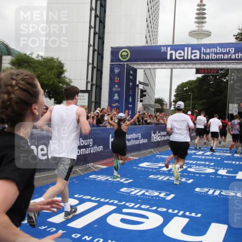 29.06.2025 - hella hamburg halbmarathon Michael Strokosch http://msf.ph/oto/8246601 29.06.2025 10:57:21 Ziel 1387, 1877, 2417, 2676, 4167, 4940, 8585, 9450, 9577, 9884, 9934, 10383, 11590, 11612, 12014, 12590, 13664, 13750, 15110, 15229, 15664, 16625, 17660, 17779, 17848, 17993, 19184 meine-sportfotos.de