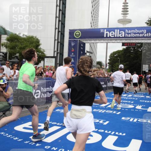 29.06.2025 - hella hamburg halbmarathon Michael Strokosch http://msf.ph/oto/8246639 29.06.2025 10:57:21 Ziel 1387, 1877, 2417, 2676, 4167, 4940, 8585, 9450, 9577, 9884, 9934, 10383, 11590, 11612, 12014, 12590, 13664, 13750, 15110, 15229, 15664, 16625, 17660, 17779, 17848, 17993, 19184 meine-sportfotos.de