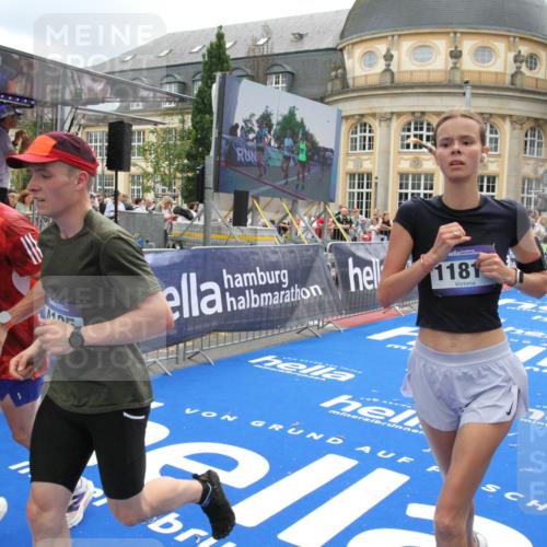 29.06.2025 - hella hamburg halbmarathon Michael Strokosch http://msf.ph/oto/8246641 29.06.2025 10:49:27 Ziel 1342, 1476, 2878, 4183, 4185, 10189, 11339, 11779, 11819, 12670, 13269, 14526, 14838, 15422, 15784, 15894, 15966, 16891, 18476, 18887, 18960 meine-sportfotos.de