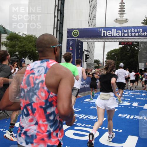 29.06.2025 - hella hamburg halbmarathon Michael Strokosch http://msf.ph/oto/8246664 29.06.2025 10:57:21 Ziel 1387, 1877, 2417, 2676, 4167, 4940, 8585, 9450, 9577, 9884, 9934, 10383, 11590, 11612, 12014, 12590, 13664, 13750, 15110, 15229, 15664, 16625, 17660, 17779, 17848, 17993, 19184 meine-sportfotos.de
