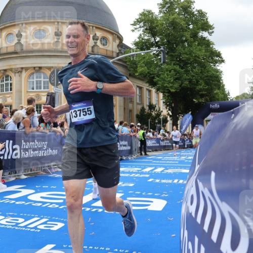 29.06.2025 - hella hamburg halbmarathon Strokosch-Dieckow http://msf.ph/oto/8246665 29.06.2025 10:38:52 Ziel 2296, 2719, 2980, 3136, 3783, 6682, 8958, 9264, 9540, 10218, 11055, 11447, 13137, 13755, 13800, 14093, 15257, 15372, 15561, 15873, 17722 meine-sportfotos.de