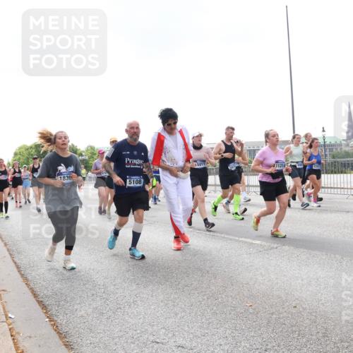 29.06.2025 - hella hamburg halbmarathon Lena Gebhardt http://msf.ph/oto/8246689 29.06.2025 10:45:30 Lombardsbrücke 1033, 1060, 1085, 1685, 1713, 1798, 1983, 2008, 2216, 2217, 2550, 2657, 2664, 2917, 2973, 3160, 3164, 3357, 3377, 3879, 3993, 4099, 4102, 4186, 4224, 4306, 4337, 4388, 4504, 4820, 4851, 5044, 5099, 5108, 5190, 5339, 5635, 5636, 5949, 6150, 6509, 6763, 6788, 6911, 6922, 6980, 7283, 7530, 7541, 7699, 7859, 7912, 8594, 8605, 8745, 8762, 9620, 10030, 10182, 10225, 10327, 10329, 11314, 12198, 12332, 12334 meine-sportfotos.de