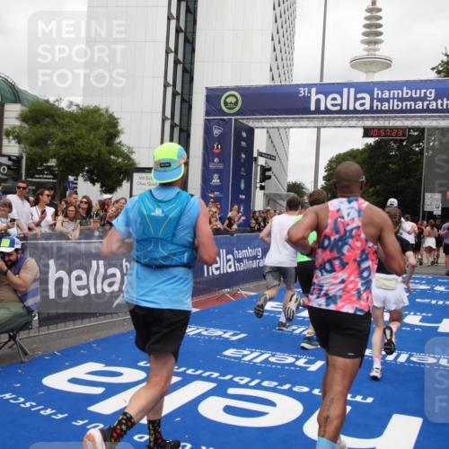 29.06.2025 - hella hamburg halbmarathon Michael Strokosch http://msf.ph/oto/8246698 29.06.2025 10:57:22 Ziel 1877, 2417, 2676, 4940, 5926, 6272, 8585, 9450, 9577, 9934, 10383, 11590, 12014, 12590, 13664, 13750, 15110, 15229, 15664, 16625, 17660, 17779, 17848, 17993, 19184 meine-sportfotos.de