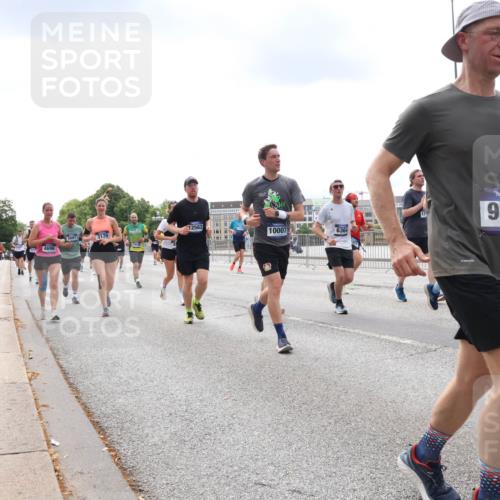 29.06.2025 - hella hamburg halbmarathon Lena Gebhardt http://msf.ph/oto/8246715 29.06.2025 10:34:01 Lombardsbrücke 1189, 1275, 1417, 1705, 1787, 1896, 2265, 2342, 2464, 2482, 2496, 2526, 2776, 2933, 3145, 3170, 3264, 3340, 3345, 3560, 3829, 3848, 4361, 4433, 4449, 4479, 4696, 4807, 4824, 4826, 4942, 5075, 5096, 5141, 5557, 5561, 5566, 5569, 5584, 5691, 5821, 5822, 5887, 6109, 6364, 6515, 6516, 6854, 6956, 6999, 7027, 7324, 7329, 7565, 7653, 8021, 8157, 8202, 8277, 8282, 8349, 8375, 8377, 8383, 8401, 9094, 9234, 9438, 9799, 9875, 9995, 10007, 10071, 10360, 10561, 11811 meine-sportfotos.de