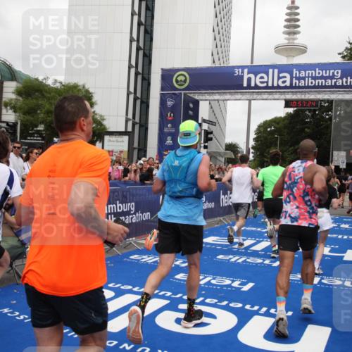 29.06.2025 - hella hamburg halbmarathon Michael Strokosch http://msf.ph/oto/8246719 29.06.2025 10:57:22 Ziel 1877, 2417, 2676, 4940, 5926, 6272, 8585, 9450, 9577, 9934, 10383, 11590, 12014, 12590, 13664, 13750, 15110, 15229, 15664, 16625, 17660, 17779, 17848, 17993, 19184 meine-sportfotos.de
