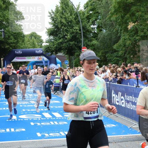29.06.2025 - hella hamburg halbmarathon Zöllner http://msf.ph/oto/8246720 29.06.2025 10:57:16 Ziel 1387, 1877, 2676, 4167, 4940, 8585, 9577, 9884, 10383, 11590, 11612, 13750, 14139, 15110, 15229, 15664, 15726, 17660, 17848, 17993, 19184 meine-sportfotos.de