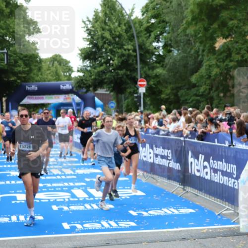 29.06.2025 - hella hamburg halbmarathon Zöllner http://msf.ph/oto/8246739 29.06.2025 10:57:16 Ziel 1387, 1877, 2676, 4167, 4940, 8585, 9577, 9884, 10383, 11590, 11612, 13750, 14139, 15110, 15229, 15664, 15726, 17660, 17848, 17993, 19184 meine-sportfotos.de