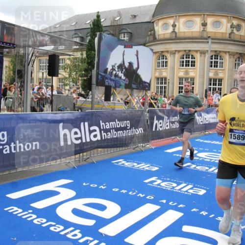 29.06.2025 - hella hamburg halbmarathon Michael Strokosch http://msf.ph/oto/8246757 29.06.2025 10:49:29 Ziel 1342, 1476, 2878, 4183, 4185, 8437, 8813, 11339, 11779, 11819, 12670, 13269, 14838, 15422, 15784, 15894, 15966, 16891, 18476, 18887, 18960 meine-sportfotos.de