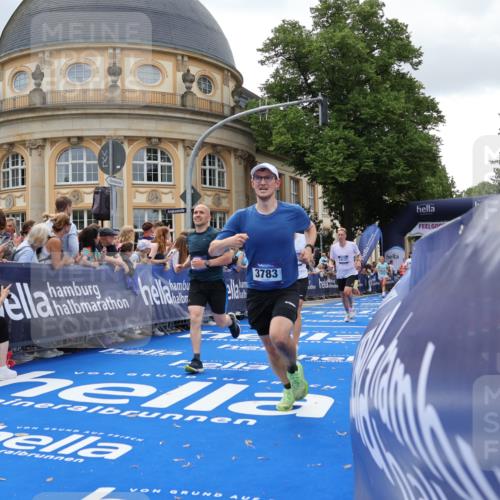 29.06.2025 - hella hamburg halbmarathon Strokosch-Dieckow http://msf.ph/oto/8246761 29.06.2025 10:38:56 Ziel 1164, 1803, 2262, 2980, 3136, 3783, 4359, 6682, 8958, 11447, 13137, 15257, 15561, 15873, 17722, 18734, 19151 meine-sportfotos.de