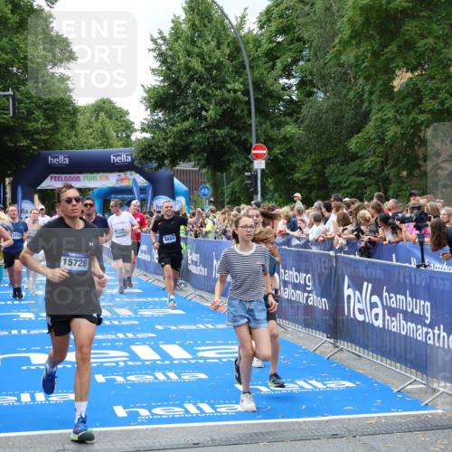 29.06.2025 - hella hamburg halbmarathon Zöllner http://msf.ph/oto/8246764 29.06.2025 10:57:17 Ziel 1387, 1877, 2417, 2676, 4167, 4940, 8585, 9577, 9884, 9934, 10383, 11590, 11612, 13750, 14139, 15110, 15229, 15664, 15726, 17660, 17779, 17848, 17993, 19184 meine-sportfotos.de