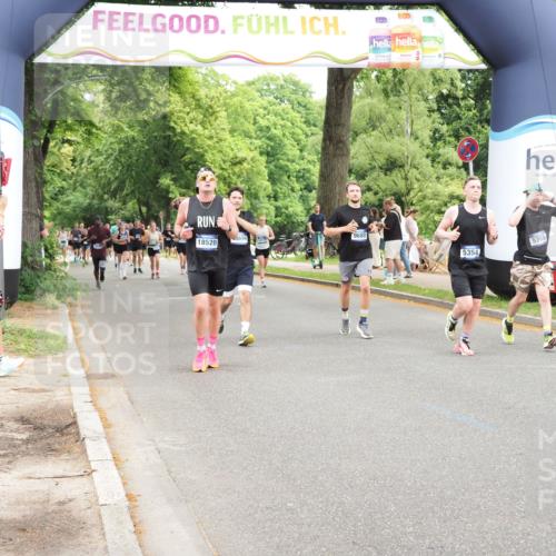 29.06.2025 - hella hamburg halbmarathon MichiJ http://msf.ph/oto/8246769 29.06.2025 10:51:10 Zwischen KM18-KM19 2698, 3572, 5354, 5365, 8578, 9680, 10694, 12177, 13939, 16639, 18520 meine-sportfotos.de