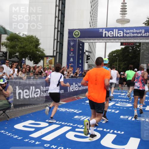 29.06.2025 - hella hamburg halbmarathon Michael Strokosch http://msf.ph/oto/8246773 29.06.2025 10:57:23 Ziel 2417, 2676, 4940, 5926, 6272, 8585, 9450, 9577, 9934, 10383, 11590, 12014, 12590, 13664, 15229, 15664, 16625, 17660, 17779, 17848, 17993 meine-sportfotos.de