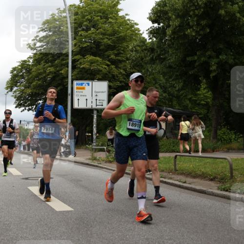 29.06.2025 - hella hamburg halbmarathon Yannick Fuchs http://msf.ph/oto/8246778 29.06.2025 10:47:45 20KM 1030, 1151, 1267, 1422, 1502, 1727, 1870, 2058, 2070, 2354, 2518, 2630, 3096, 3819, 5020, 5259, 5638, 5866, 6294, 6481, 6511, 6512, 6629, 6762, 6877, 6942, 7274, 7395, 7918, 8285, 8335, 8447, 9380, 9791, 9922, 10891, 11068, 11844, 12321, 12379, 12607, 12632, 12909, 13032, 13033, 13397, 13794, 13865, 13912, 13997, 14702, 15146, 15441, 15502, 15838, 15856, 15946, 16477, 16780, 17348, 17482, 18134, 18143, 18418, 18487, 18514, 18612 meine-sportfotos.de