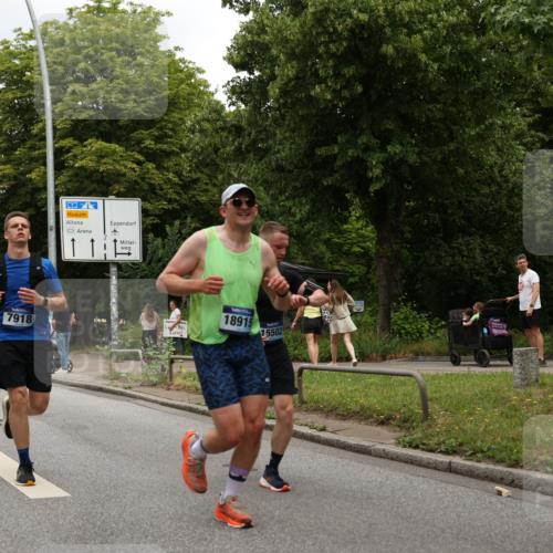 29.06.2025 - hella hamburg halbmarathon Yannick Fuchs http://msf.ph/oto/8246831 29.06.2025 10:47:45 20KM 1030, 1151, 1267, 1422, 1502, 1727, 1870, 2058, 2070, 2354, 2518, 2630, 3096, 3819, 5020, 5259, 5638, 5866, 6294, 6481, 6511, 6512, 6629, 6762, 6877, 6942, 7274, 7395, 7918, 8285, 8335, 8447, 9380, 9791, 9922, 10891, 11068, 11844, 12321, 12379, 12607, 12632, 12909, 13032, 13033, 13397, 13794, 13865, 13912, 13997, 14702, 15146, 15441, 15502, 15838, 15856, 15946, 16477, 16780, 17348, 17482, 18134, 18143, 18418, 18487, 18514, 18612 meine-sportfotos.de