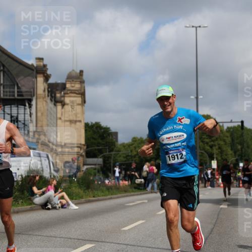 29.06.2025 - hella hamburg halbmarathon Yannick Fuchs http://msf.ph/oto/8246862 29.06.2025 10:35:15 20KM 1677, 1882, 1912, 2324, 2568, 2949, 3332, 4843, 4889, 5007, 5014, 5026, 5050, 5410, 5745, 5916, 6080, 6429, 7080, 7284, 8074, 8370, 8465, 8629, 8966, 9979, 10369, 10934, 10968, 10978, 11767, 11959, 12365, 13029, 13158, 13667, 14092, 14820, 15164, 15493, 15542, 15689, 16201, 16249, 16347, 16599, 17214, 17620, 17724, 17971, 18173, 18192, 18399 meine-sportfotos.de