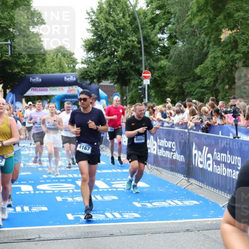 29.06.2025 - hella hamburg halbmarathon Zöllner http://msf.ph/oto/8246871 29.06.2025 10:57:19 Ziel 1387, 1877, 2417, 2676, 4167, 4940, 8585, 9450, 9577, 9884, 9934, 10383, 11590, 11612, 12014, 12590, 13750, 15110, 15229, 15664, 16625, 17660, 17779, 17848, 17993, 19184 meine-sportfotos.de