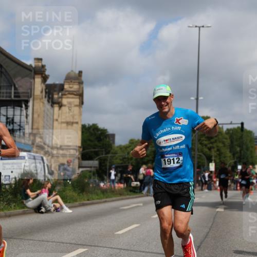 29.06.2025 - hella hamburg halbmarathon Yannick Fuchs http://msf.ph/oto/8246883 29.06.2025 10:35:15 20KM 1677, 1882, 1912, 2324, 2568, 2949, 3332, 4843, 4889, 5007, 5014, 5026, 5050, 5410, 5745, 5916, 6080, 6429, 7080, 7284, 8074, 8370, 8465, 8629, 8966, 9979, 10369, 10934, 10968, 10978, 11767, 11959, 12365, 13029, 13158, 13667, 14092, 14820, 15164, 15493, 15542, 15689, 16201, 16249, 16347, 16599, 17214, 17620, 17724, 17971, 18173, 18192, 18399 meine-sportfotos.de