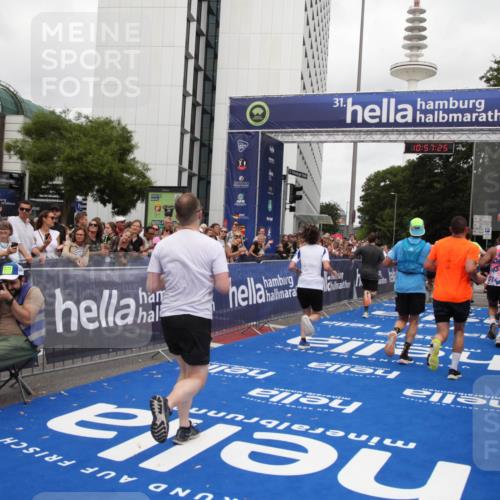 29.06.2025 - hella hamburg halbmarathon Michael Strokosch http://msf.ph/oto/8246893 29.06.2025 10:57:24 Ziel 2417, 2676, 5926, 6272, 8585, 9450, 9577, 9934, 10383, 11590, 12014, 12590, 13664, 15229, 16625, 16830, 17160, 17779, 17848 meine-sportfotos.de