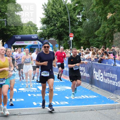 29.06.2025 - hella hamburg halbmarathon Zöllner http://msf.ph/oto/8246894 29.06.2025 10:57:19 Ziel 1387, 1877, 2417, 2676, 4167, 4940, 8585, 9450, 9577, 9884, 9934, 10383, 11590, 11612, 12014, 12590, 13750, 15110, 15229, 15664, 16625, 17660, 17779, 17848, 17993, 19184 meine-sportfotos.de