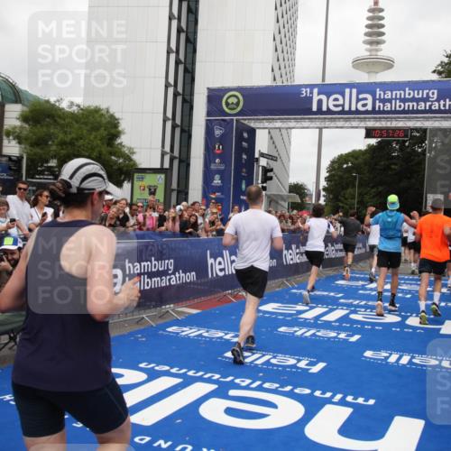 29.06.2025 - hella hamburg halbmarathon Michael Strokosch http://msf.ph/oto/8246936 29.06.2025 10:57:24 Ziel 2417, 2676, 5926, 6272, 8585, 9450, 9577, 9934, 10383, 11590, 12014, 12590, 13664, 15229, 16625, 16830, 17160, 17779, 17848 meine-sportfotos.de