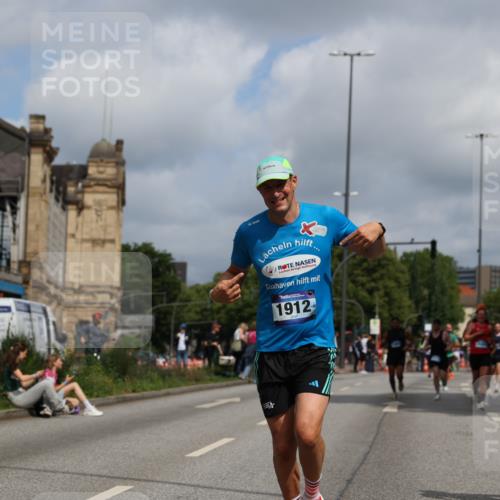 29.06.2025 - hella hamburg halbmarathon Yannick Fuchs http://msf.ph/oto/8246959 29.06.2025 10:35:15 20KM 1677, 1882, 1912, 2324, 2568, 2949, 3332, 4843, 4889, 5007, 5014, 5026, 5050, 5410, 5745, 5916, 6080, 6429, 7080, 7284, 8074, 8370, 8465, 8629, 8966, 9979, 10369, 10934, 10968, 10978, 11767, 11959, 12365, 13029, 13158, 13667, 14092, 14820, 15164, 15493, 15542, 15689, 16201, 16249, 16347, 16599, 17214, 17620, 17724, 17971, 18173, 18192, 18399 meine-sportfotos.de
