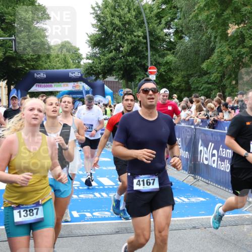 29.06.2025 - hella hamburg halbmarathon Zöllner http://msf.ph/oto/8246962 29.06.2025 10:57:20 Ziel 1387, 1877, 2417, 2676, 4167, 4940, 8585, 9450, 9577, 9884, 9934, 10383, 11590, 11612, 12014, 12590, 13664, 13750, 15110, 15229, 15664, 16625, 17660, 17779, 17848, 17993, 19184 meine-sportfotos.de