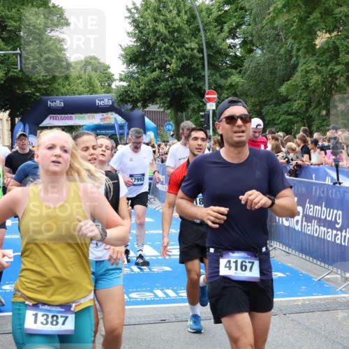 29.06.2025 - hella hamburg halbmarathon Zöllner http://msf.ph/oto/8246978 29.06.2025 10:57:20 Ziel 1387, 1877, 2417, 2676, 4167, 4940, 8585, 9450, 9577, 9884, 9934, 10383, 11590, 11612, 12014, 12590, 13664, 13750, 15110, 15229, 15664, 16625, 17660, 17779, 17848, 17993, 19184 meine-sportfotos.de