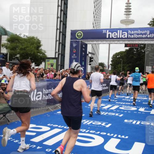 29.06.2025 - hella hamburg halbmarathon Michael Strokosch http://msf.ph/oto/8246983 29.06.2025 10:57:25 Ziel 2417, 2676, 5926, 6272, 8585, 9450, 9727, 9934, 10383, 12014, 12590, 13664, 15229, 16625, 16830, 17160, 17779, 17848 meine-sportfotos.de