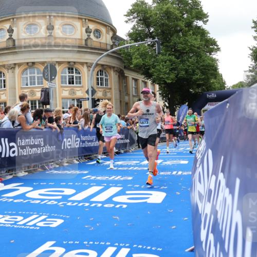 29.06.2025 - hella hamburg halbmarathon Strokosch-Dieckow http://msf.ph/oto/8247018 29.06.2025 10:39:01 Ziel 1164, 1445, 1803, 2262, 3136, 4359, 4759, 6682, 6686, 6687, 11447, 11619, 12137, 13137, 15556, 15561, 15873, 16656, 16820, 18734, 19151 meine-sportfotos.de