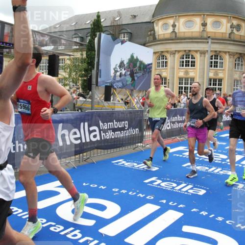 29.06.2025 - hella hamburg halbmarathon Michael Strokosch http://msf.ph/oto/8247033 29.06.2025 10:49:31 Ziel 1342, 1476, 2592, 2596, 2878, 8437, 8689, 8813, 11339, 11779, 12094, 12670, 13269, 14838, 15784, 15857, 15894, 15966, 16891, 18476, 18887, 18960 meine-sportfotos.de