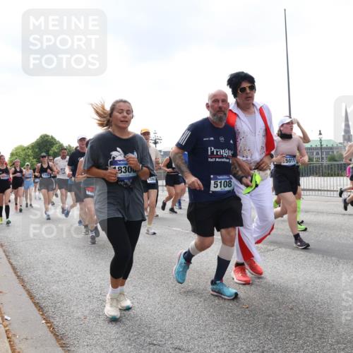 29.06.2025 - hella hamburg halbmarathon Lena Gebhardt http://msf.ph/oto/8247042 29.06.2025 10:45:31 Lombardsbrücke 1033, 1060, 1085, 1104, 1685, 1713, 1798, 1983, 2008, 2216, 2217, 2522, 2550, 2657, 2664, 2917, 2965, 2973, 3160, 3164, 3357, 3377, 3879, 3993, 4099, 4102, 4186, 4224, 4306, 4337, 4388, 4504, 4820, 4851, 5044, 5099, 5108, 5190, 5339, 5635, 5636, 5949, 6133, 6150, 6509, 6623, 6763, 6788, 6911, 6922, 6980, 7283, 7530, 7541, 7699, 7859, 7912, 8594, 8605, 8745, 8762, 9620, 10030, 10182, 10225, 10327, 10329, 11314, 12198, 12332, 12334 meine-sportfotos.de
