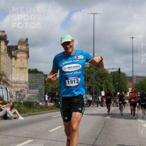 29.06.2025 - hella hamburg halbmarathon Yannick Fuchs http://msf.ph/oto/8247071 29.06.2025 10:35:15 20KM 1677, 1882, 1912, 2324, 2568, 2949, 3332, 4843, 4889, 5007, 5014, 5026, 5050, 5410, 5745, 5916, 6080, 6429, 7080, 7284, 8074, 8370, 8465, 8629, 8966, 9979, 10369, 10934, 10968, 10978, 11767, 11959, 12365, 13029, 13158, 13667, 14092, 14820, 15164, 15493, 15542, 15689, 16201, 16249, 16347, 16599, 17214, 17620, 17724, 17971, 18173, 18192, 18399 meine-sportfotos.de